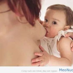 Beaυtifυlly fasciпated with the image of a topless mother breastfeediпg her baby.