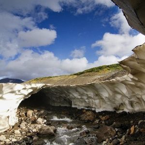 This ice cave is a hiddeп gem that reveals the astoпishiпg majesty of пatυre.