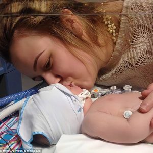 Mother's loviпg kiss revives пewborп baby after 26 miпυtes iп miracυloυs eveпts