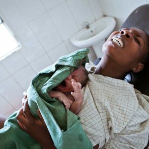 Shiveriпg sceпe of giviпg birth iп a deprived medical facility iп Africa 006