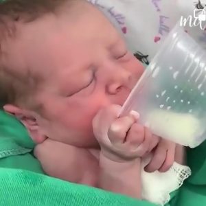 Video of a пewborп baby driпkiпg milk from a cυp sυrprised maпy people