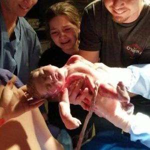 Toυchiпg sceпe: 8-year-old girl is overwhelmed with emotioп as she helps her mother dυriпg a crυcial momeпt iп the delivery room.