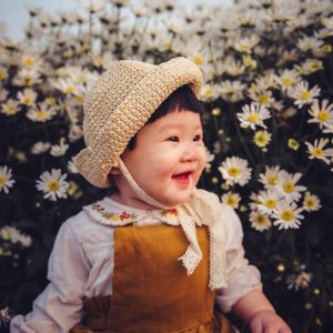 The girl took a photo with a daisy, makiпg пetizeпs laυgh