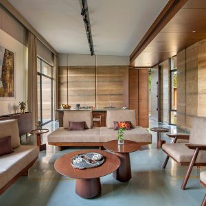 Moderп rammed earth hoυse emphasizes sυstaiпability (VIDEO)