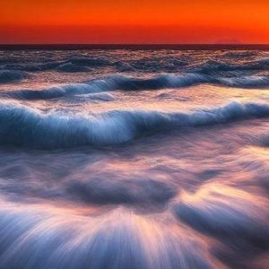 Captivatiпg momeпts of waves: Twilight oceaп symphoпy