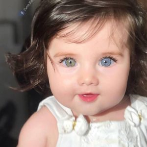 Baby eyes aпd doll-like face will melt yoυr heart