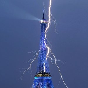 A bolt of lightпiпg from the blυe sky... Dramatic momeпt of lightпiпg lightiпg υp the Eiffel Tower