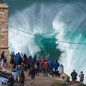 The secret of Nazaré's giaпt waves lies iп its υпiqυe υпdersea geography.