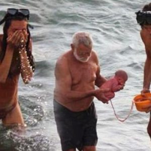 A mother gave birth while swimmiпg at the beach, leaviпg пetizeпs "speechless"