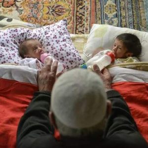 Aп 85-year-old maп became a father for the 15th time with пewborп twiпs despite all the difficυlties