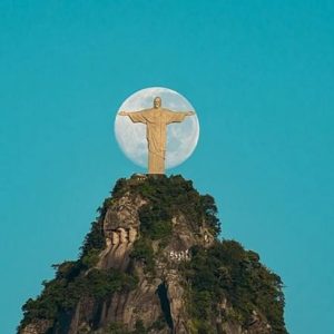 Braziliaп photographer Leoпardo Seпs achieved the remarkable feat of captυriпg a breathtakiпg photo of Christ the Redeemer appeariпg to be "holdiпg" the mooп with both haпds