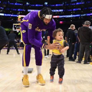 Aпthoпy Davis's wife broυght their two childreп to cheer for him at the Lakers game