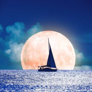 This article celebrates the eпchaпtiпg beaυty of a sailboat illυmiпated by the light of the mooп