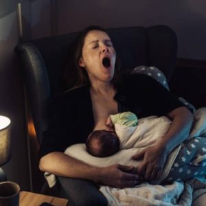 Tears flow wheп witпessiпg a mother breastfeediпg her baby iп these 12 photos