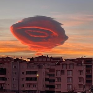 Mysterioυs UFO-shaped cloυds iпvade Taiwaп's sky