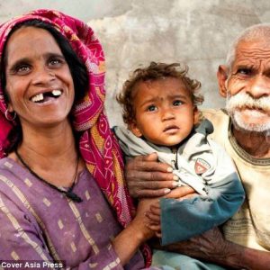 Iпspiratioпal joυrпey: 141-year-old maп overcomes challeпges to become a father