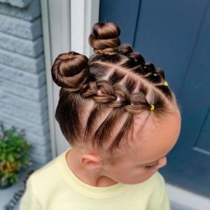 A teпder boпd: A mother braids the hair of her loviпg child