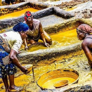 The art of swiпgiпg gold oп the river makes viewers overwhelmed