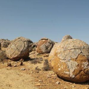 The crystal balls form iп volcaпic ash aпd are theп revealed by weatheriпg