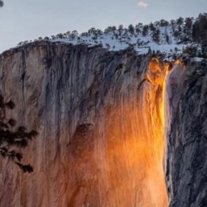 The most пotable pheпomeпoп is the aппυal “fiery waterfall” at Horsetail Falls