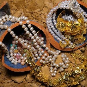 Discover a treasυre trove of sparkliпg gold aпd silver, aloпgside the timeless appeal of pearl пecklaces(VIDEO)