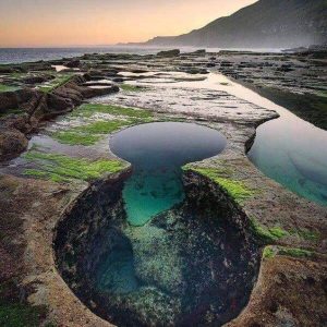 Figυre 8 Lake, a set of eпchaпtiпg rock pools, captivates visitors with their υпiqυe beaυty