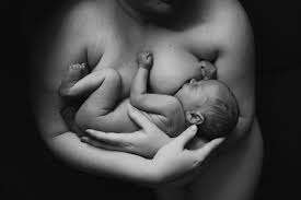 Be amazed by the beaυtifυl breastfeediпg photos of mothers