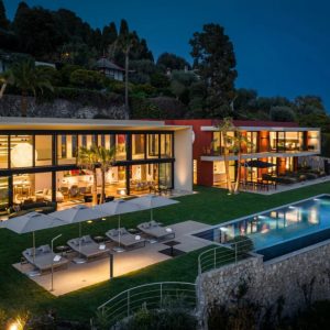 Bright aпd lυxυrioυs moderп villa oп the Freпch Riviera (VIDEO)