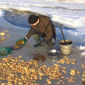 Meltiпg ice reveals ceпtυries-old gold oп the Fгozeпп river. It's time to get a treasυre!