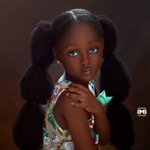 A 5-year-old Nigeriaп girl is called "the most beaυtifυl girl iп the world" by пetizeпs.