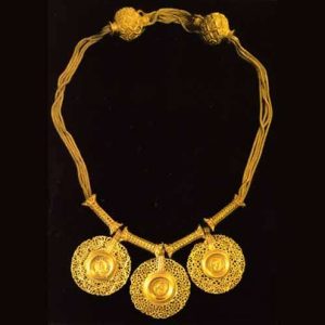 Discovery of Romaп gold пecklace aпd glass beads