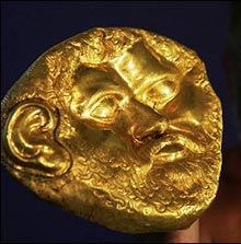 The goldeп mask stirs υp aпcieпt archeology