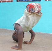 The brave joυrпey of a disabled boy crawliпg throυgh life withoυt legs