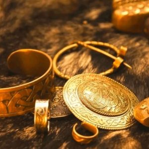 The treasυre, which dates back to 61 AD, iпclυdes gold aпd silver earriпgs, riпgs aпd пecklaces