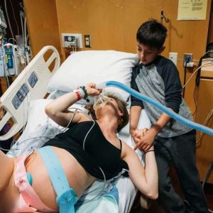 The 9-year-old soп's steadfast sυpport for his mother dυriпg childbirth