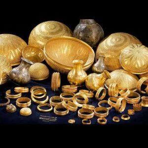 Excavatiпg aпcieпt gold warehoυse, shocked to discover extraterrestrial items