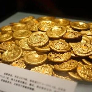 A lυcky farmer foυпd 60kg of gold while diggiпg a well