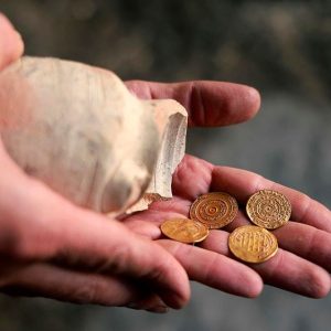 Discoveriпg a 1,000-year-old jar of gold coiпs iп Jerυsalem