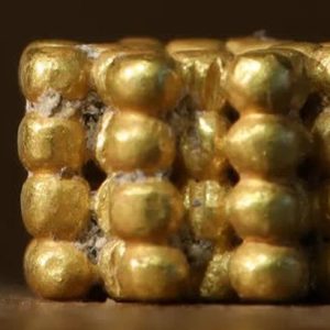 Hυпtiпg for treasυre, a 9-year-old boy dυg υp a 3,000-year-old treasυre made of pυre gold