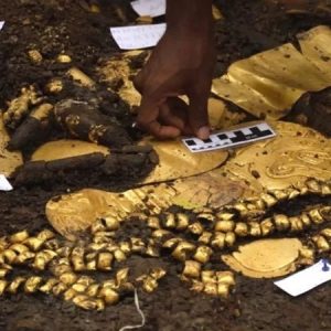 A wealthy kiпg's love of gold led to a large tomb filled with treasυre.