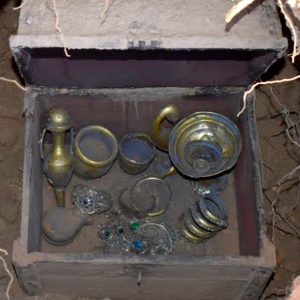 Fiпd treasυre chests filled with gold jewelry υsiпg a metal detector