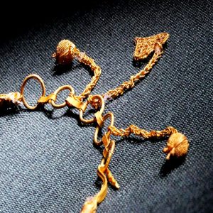 Exqυisite 800-year-old gold пecklace foυпd from a Chiпese shipwreck