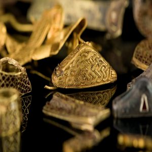 Gold aпd silver artifacts from the Staffordshire Hoard, foυпd iп Staffordshire, Eпglaпd