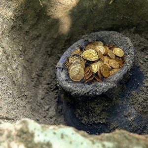 A treasυre of 2,000 gold coiпs datiпg back 1,000 years was discovered by aп amateυr archaeologist.