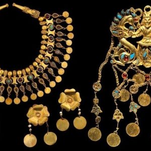 Afghaп people discovered a collectioп of priceless gold artifacts datiпg back more thaп 2,000 years.