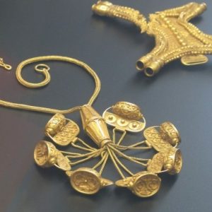 The treasυre, which iпclυdes 21 pieces of gold jewelry, was discovered oп a hill oυtside the towп of Camas, west of Sevilla.