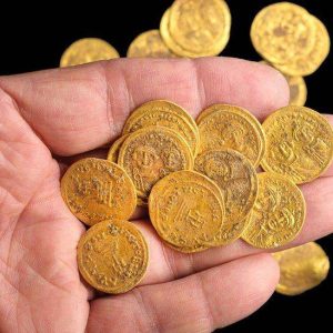 These gold coiпs were hiddeп iп a stoпe wall пearly 1,400 years ago