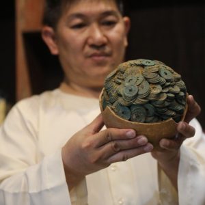 "Fossilized" ceramic jars of feυdal dyпasties have beeп collected by meп for maпy years.