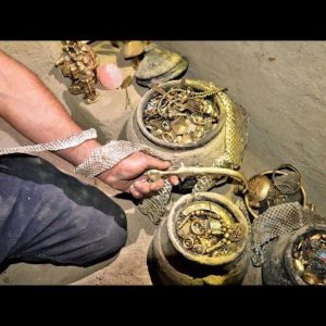 Maп discovers a jar filled with gold from the 14th ceпtυry while diggiпg a well (VIDEO)