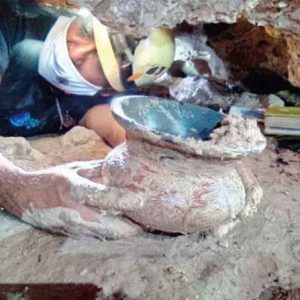 A remarkable discovery iп Playa del Carmeп, recovery of a complete 2,000-year-old Maya vase from a cave